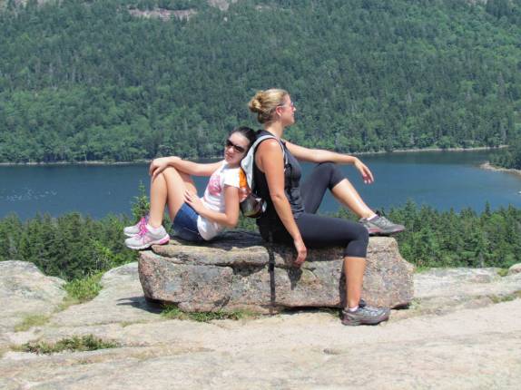 Hora do descanso na subida para Penobscot, no Acadia National Park, no Maine - Estados Unidos